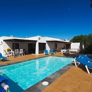 https://villa-corona-puerto-del-carmen.in-canary-islands.com